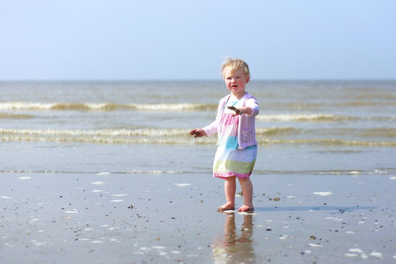 Bebê pequeno que joga na praia imagens de stock Bebê pequeno que joga na praia imagens de stock