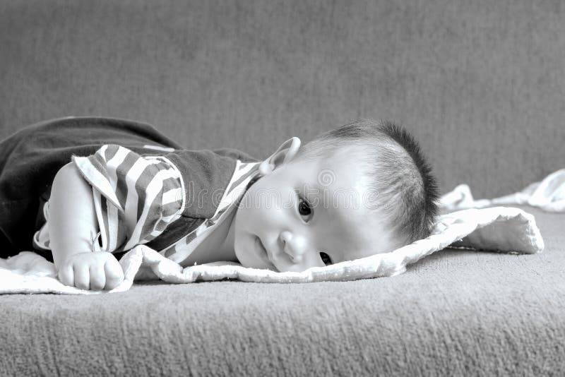 Bebê pequeno, retrato de clos curiosos adoráveis do bebê do sorriso fotografia de stock royalty free Bebê pequeno, retrato de clos curiosos adoráveis do bebê do sorriso fotografia de stock royalty free