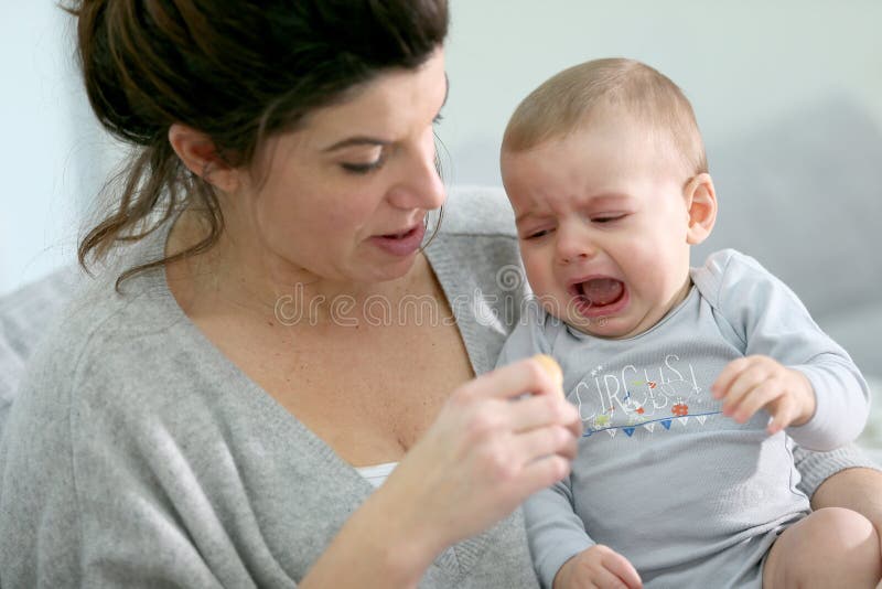 Bebê que grita para o alimento imagem de stock Bebê que grita para o alimento imagem de stock