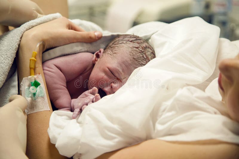 Bebê recém-nascido após o nascimento