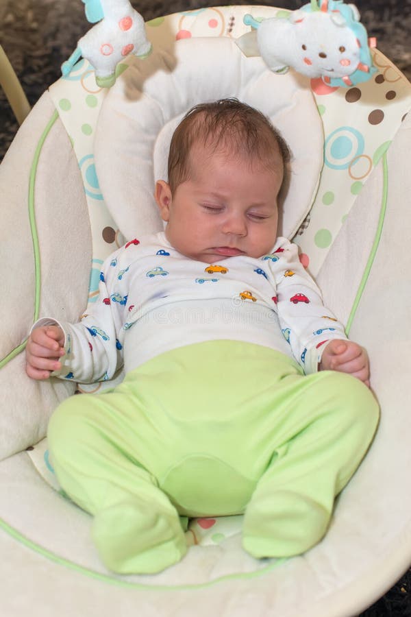 Bebê recém-nascido bonito, dormindo em um balanço imagens de stock Bebê recém-nascido bonito, dormindo em um balanço imagens de stock