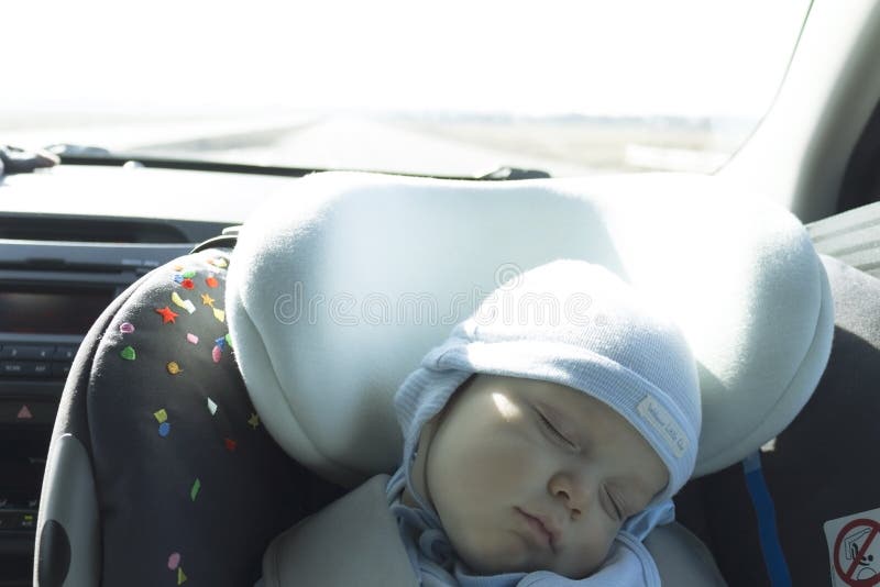 Bebê recém-nascido bonito que dorme no banco de carro moderno Segurança de viagem recém-nascida da criança na estrada Maneira seg fotografia de stock royalty free Bebê recém-nascido bonito que dorme no banco de carro moderno Segurança de viagem recém-nascida da criança na estrada Maneira seg fotografia de stock royalty free