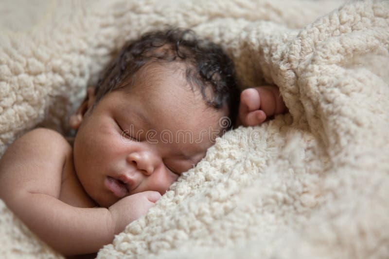 Bebê recém-nascido de sono imagens de stock Bebê recém-nascido de sono imagens de stock