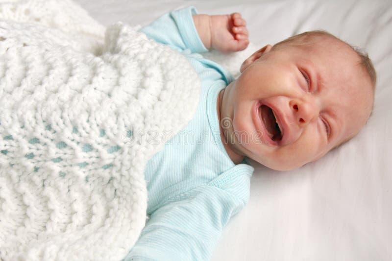 Bebê recém-nascido doce que grita na ucha fotografia de stock Bebê recém-nascido doce que grita na ucha fotografia de stock