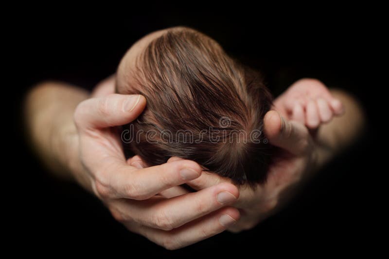 Bebê recém-nascido nas mãos do pai