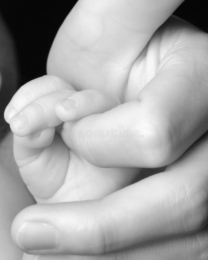 Bebê recém-nascido que agarra o dedo