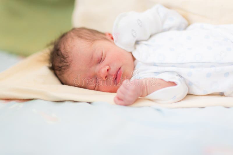 Bebê recém-nascido que dorme, 3 dias velho imagens de stock Bebê recém-nascido que dorme, 3 dias velho imagens de stock