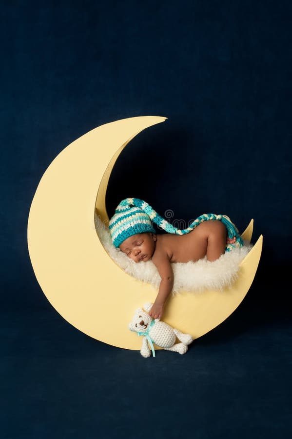 Bebê recém-nascido que dorme na lua imagens de stock royalty free Bebê recém-nascido que dorme na lua imagens de stock royalty free