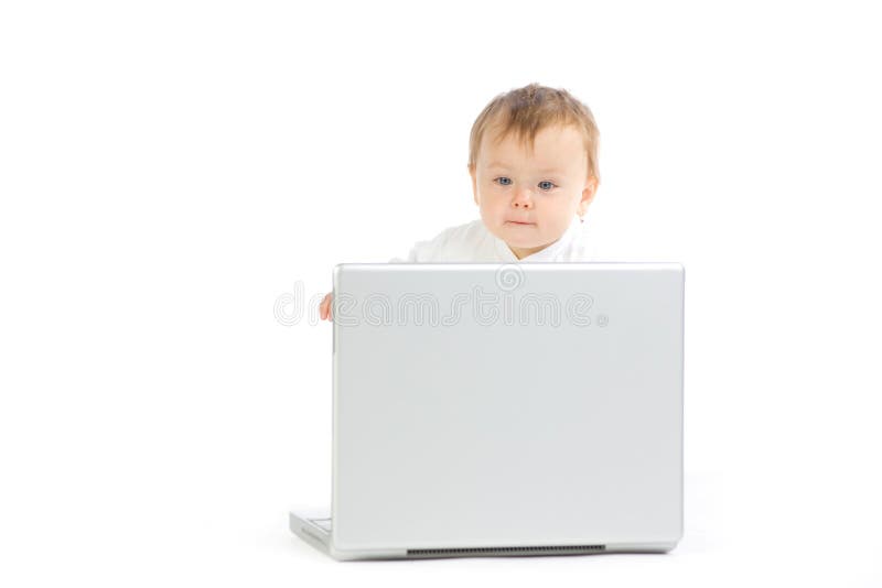 Bebê sentado com computador portátil