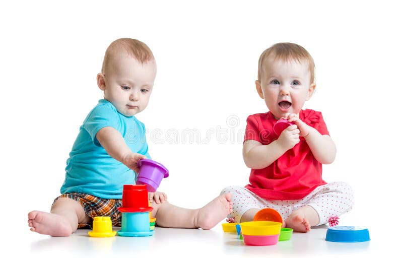 Bebês bonitos que jogam com brinquedos da cor Menina das crianças fotos de stock royalty free Bebês bonitos que jogam com brinquedos da cor Menina das crianças fotos de stock royalty free