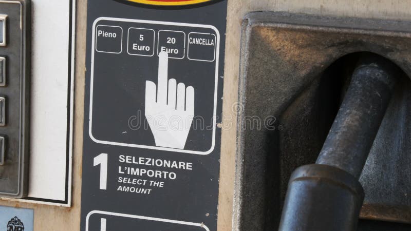 Bec de pompe à combustible gazeux de station-service d'essence ou Poste d'essence Plan rapproché d'employer des gicleurs d'essenc banque de vidéos