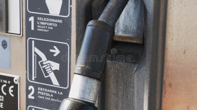 Bec de pompe à combustible gazeux de station-service d'essence ou Poste d'essence Plan rapproché d'employer des gicleurs d'essenc banque de vidéos