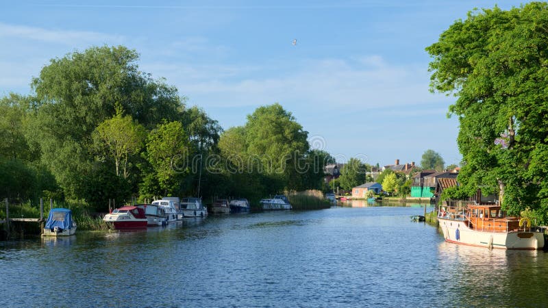 BECCLES, SUFFOLK/UK - 23 DE MAYO: Barcos en el río Waveney en el Bec imagen de archivo libre de regalías BECCLES, SUFFOLK/UK - 23 DE MAYO: Barcos en el río Waveney en el Bec imagen de archivo libre de regalías