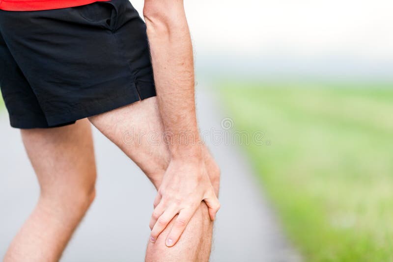 Becerro y dolor muscular de la pierna del corredor durante el deporte corriente que entrena al aire libre