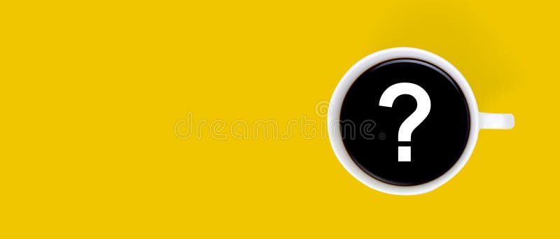 Becher heißer Kaffee mit dem Fragezeichen isoliert auf gelbem FAQs der Draufsicht Q&A des Hintergrunds oder Unterstützung für Anre stockfotos