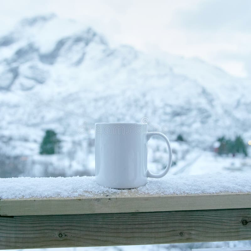 Becher im Schnee stockfoto Becher im Schnee stockfoto