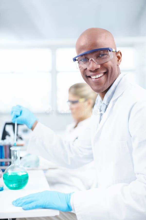Becherfreund und Portrait von Wissenschaftlern im Labor für bahnbrechende klinische Studie oder Entdeckung. Kohle lizenzfreie stockfotografie