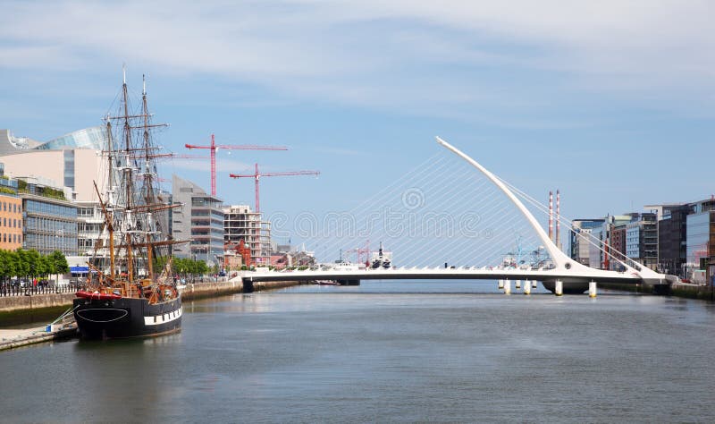 beckett liffey γεφυρών πέρα από τον ποτ&alpha στοκ εικόνα με δικαίωμα ελεύθερης χρήσης beckett liffey γεφυρών πέρα από τον ποτ&alpha στοκ εικόνα με δικαίωμα ελεύθερης χρήσης