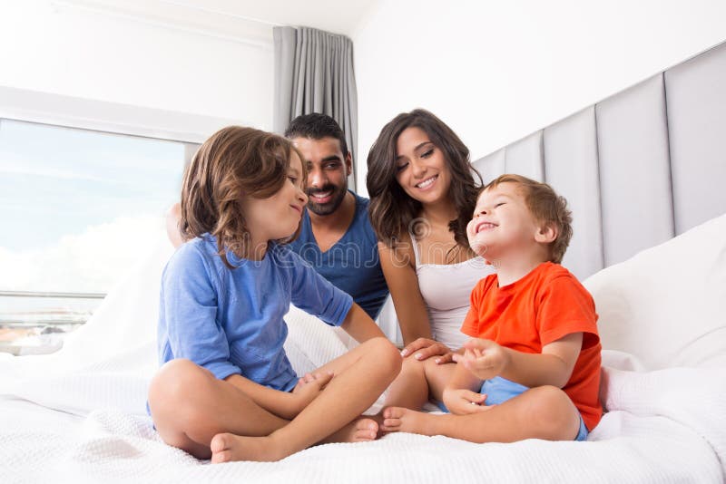 bed familjen royaltyfria foton bed familjen royaltyfria foton