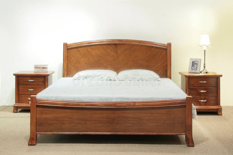 Těžké dřevo manželskou postelí velikosti queen set s čelem a nočními stolky se zásuvkami.