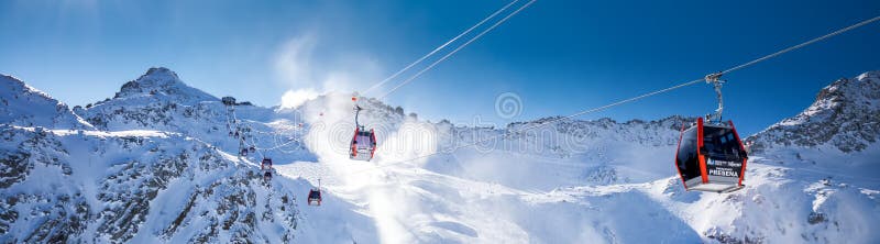 Bed?va vinterpanorama i Tonale skida semesterorten Sikt av italienska fj?ll?ngar fr?n den Adamelo glaci?ren, Italia, Europa bed?v arkivfoto Bed?va vinterpanorama i Tonale skida semesterorten Sikt av italienska fj?ll?ngar fr?n den Adamelo glaci?ren, Italia, Europa bed?v arkivfoto