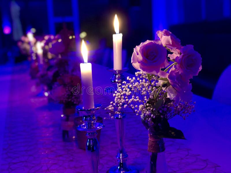 Bedeckte Hochzeitstafel mit Kerzen und Blumen lizenzfreies stockfoto Bedeckte Hochzeitstafel mit Kerzen und Blumen lizenzfreies stockfoto