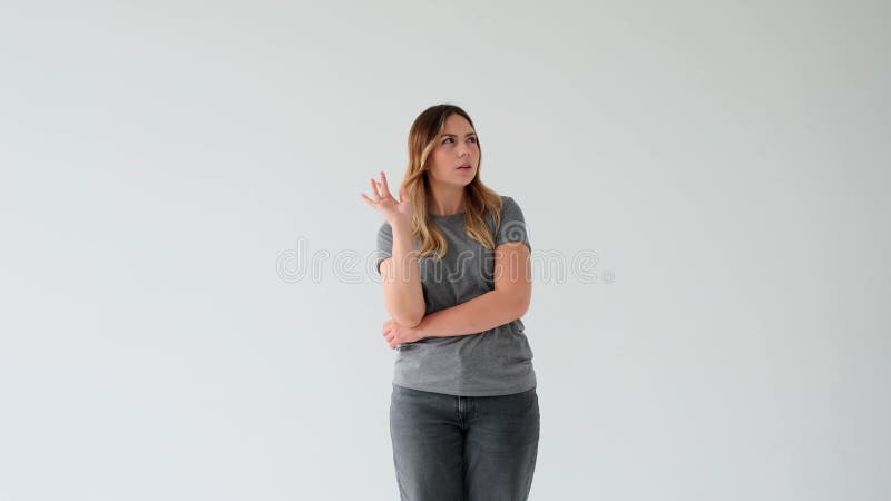 Bedenkliche Frauen im Zweifel, denken und finden Lösung im weißen Hintergrund stock video