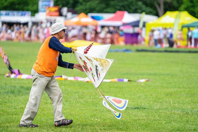 Bedford, Bedfordshire, Großbritannien am 2. Juni 2019 Internationales Drachenfestival Bedfords, ein Mann, der einen Drachen flieg stockfotos Bedford, Bedfordshire, Großbritannien am 2. Juni 2019 Internationales Drachenfestival Bedfords, ein Mann, der einen Drachen flieg stockfotos