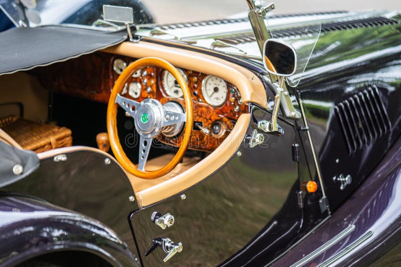 Bedford, Bedfordshire, R-U 2 juin 2019 Fragment de voiture de Morgan de cru photos stock Bedford, Bedfordshire, R-U 2 juin 2019 Fragment de voiture de Morgan de cru photos stock