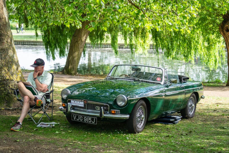 Bedford, Bedfordshire, UK Czerwiec 2, 2019 Festiwal automobilizm MGB jest sporta samochodem który produkował MG, 1963-1968 obrazy stock Bedford, Bedfordshire, UK Czerwiec 2, 2019 Festiwal automobilizm MGB jest sporta samochodem który produkował MG, 1963-1968 obrazy stock