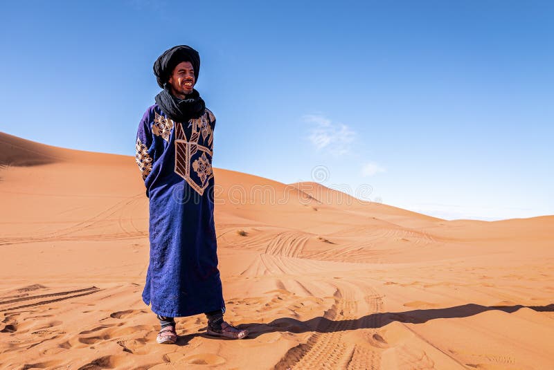 https://thumbs.dreamstime.com/b/bedouin-man-wears-traditional-clothes-standing-desert-against-sky-sahara-morocco-october-bright-clothing-sand-237896926.jpg