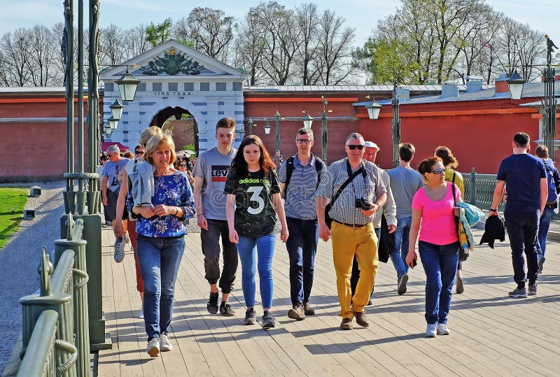 Bedrijfmensen die rond de stad lopen stock foto's Bedrijfmensen die rond de stad lopen stock foto's