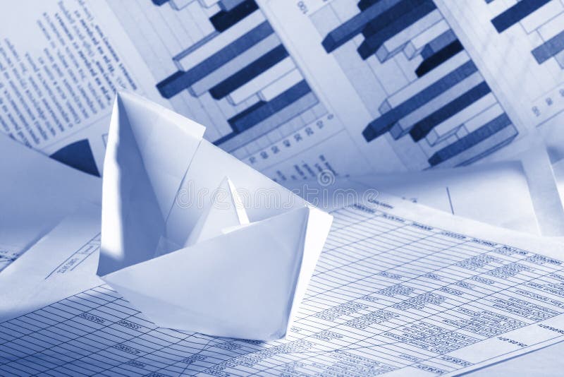 Papieren boot en staafdiagrammen royalty-vrije stock afbeelding
