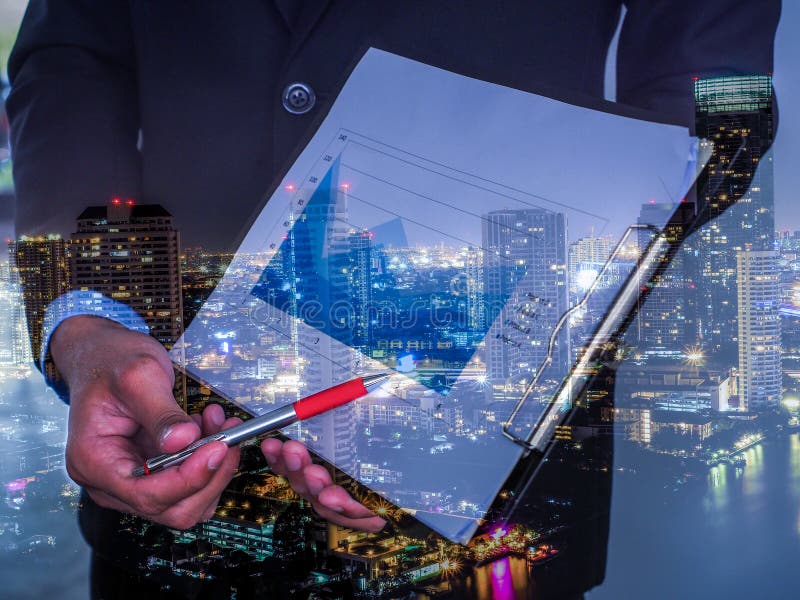 Bedrijfs concept Bedrijfsmensen die de grafieken en de grafieken bespreken die de resultaten van hun succesvol groepswerk tonen stock fotografie Bedrijfs concept Bedrijfsmensen die de grafieken en de grafieken bespreken die de resultaten van hun succesvol groepswerk tonen stock fotografie
