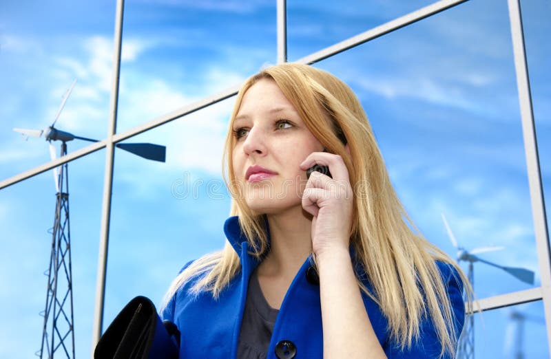 Bedrijfs dame met telefoon dichtbij windgenerators royalty-vrije stock foto Bedrijfs dame met telefoon dichtbij windgenerators royalty-vrije stock foto