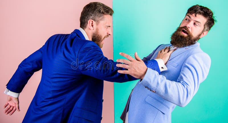 Bedrijfs de concurrentie en confrontatie Overheersing en ondergeschiktheid Vijandige situatie tussen verzettende collega's stock afbeeldingen Bedrijfs de concurrentie en confrontatie Overheersing en ondergeschiktheid Vijandige situatie tussen verzettende collega's stock afbeeldingen
