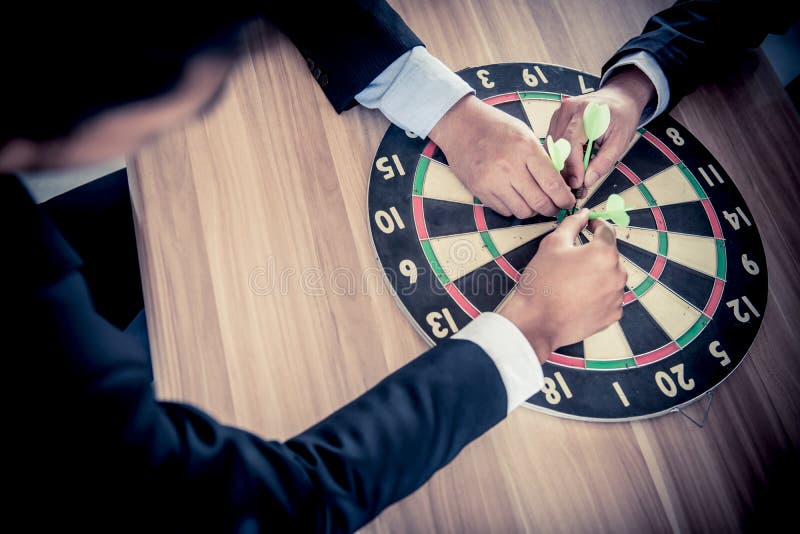 Bedrijfs de concurrentiesucces met dartboard stock foto's Bedrijfs de concurrentiesucces met dartboard stock foto's
