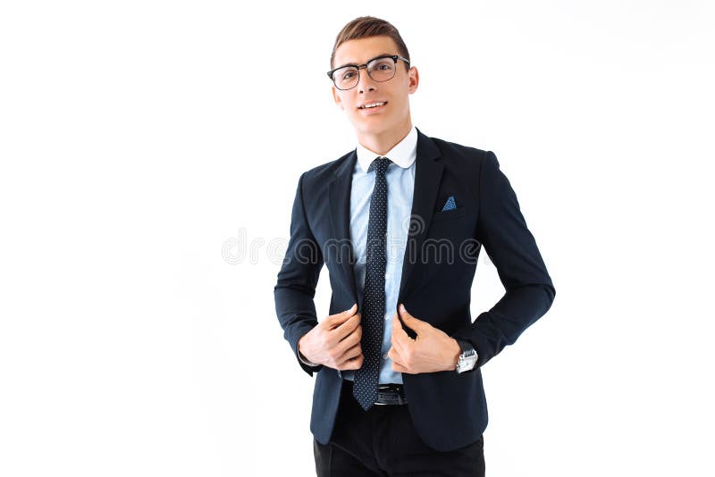 Bedrijfs elegante mens, in een kostuum en glazen, die op witte B stellen royalty-vrije stock foto's Bedrijfs elegante mens, in een kostuum en glazen, die op witte B stellen royalty-vrije stock foto's