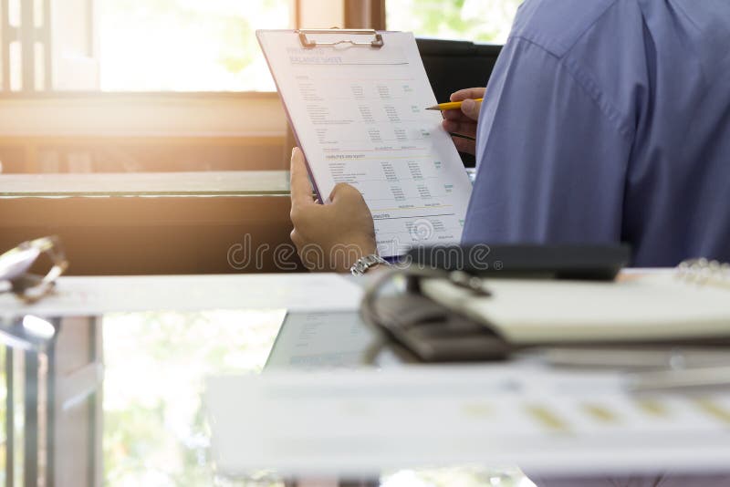 Bedrijfs en financiënconcept bureau die, Zakenlieden die Project bespreken werken royalty-vrije stock afbeelding Bedrijfs en financiënconcept bureau die, Zakenlieden die Project bespreken werken royalty-vrije stock afbeelding
