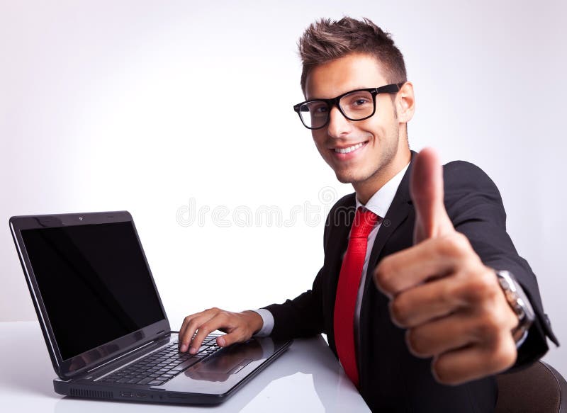 Bedrijfs mens die en o.k. werkt toont stock foto Bedrijfs mens die en o.k. werkt toont stock foto