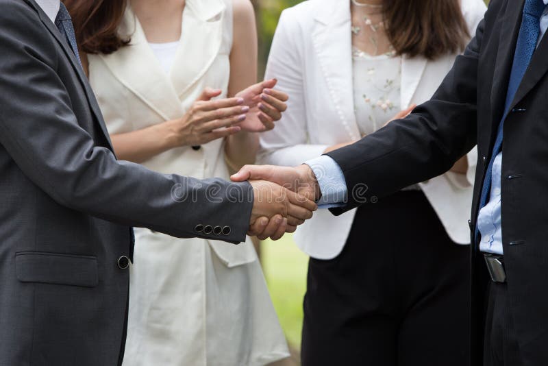 Bedrijfs mensenhanddruk Succeszaken Succesvolle overeenkomst na grote vergadering Horizontale, vage achtergrond royalty-vrije stock fotografie Bedrijfs mensenhanddruk Succeszaken Succesvolle overeenkomst na grote vergadering Horizontale, vage achtergrond royalty-vrije stock fotografie