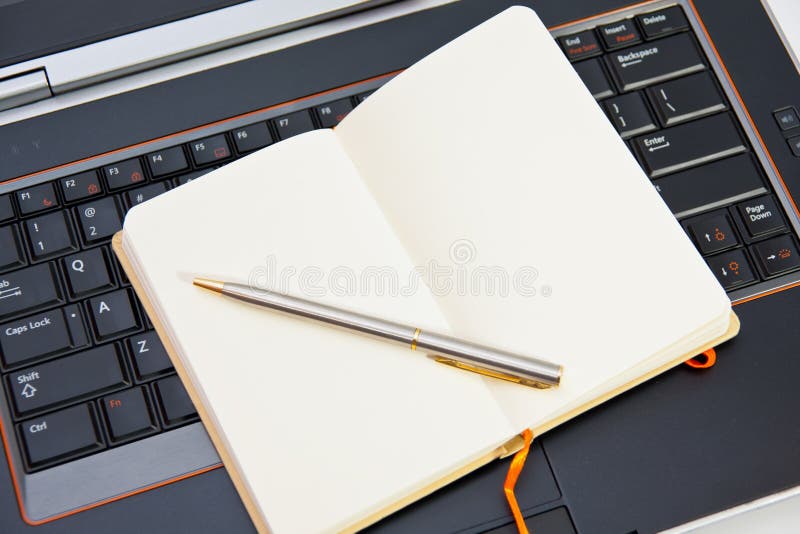 Zakelijke notities en laptop royalty-vrije stock fotografie