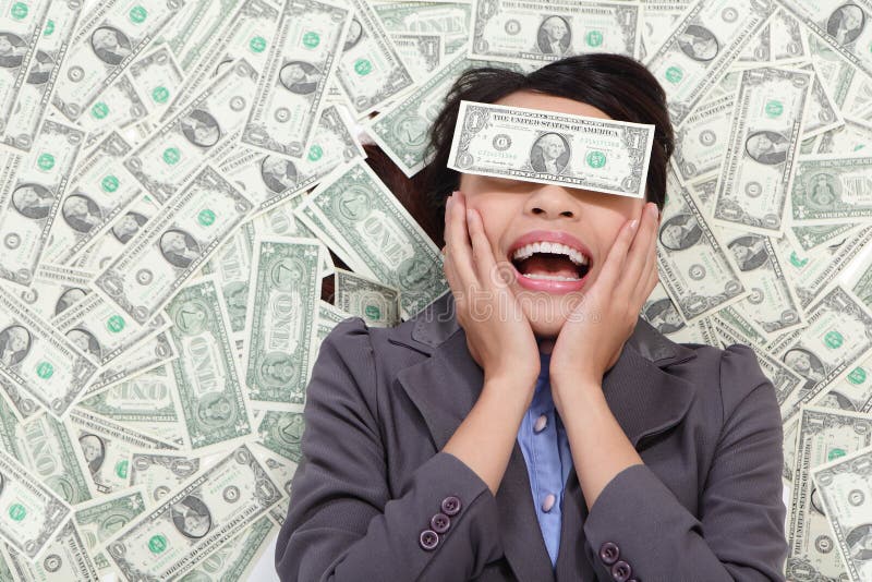 Bedrijfs opgewekte vrouw het liggen op geld stock foto Bedrijfs opgewekte vrouw het liggen op geld stock foto