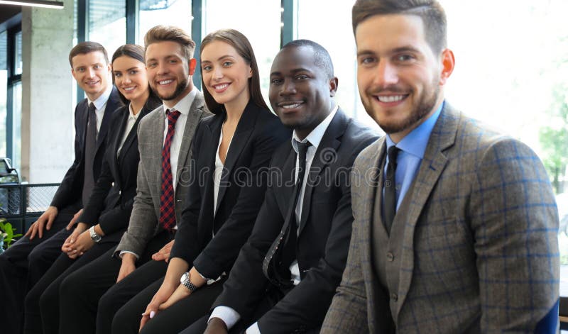Bedrijfs team die vergadering in bureau hebben stock foto