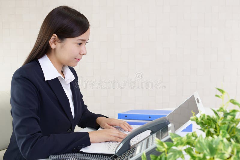 Bedrijfs vrouw die aan laptop werkt royalty-vrije stock foto Bedrijfs vrouw die aan laptop werkt royalty-vrije stock foto