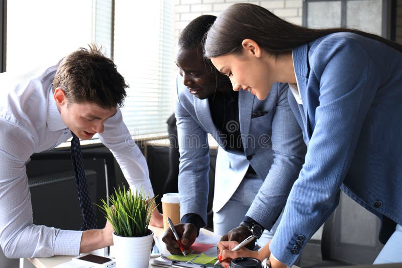 Bedrijfsadviseur die financiële cijfers analyseren die de vooruitgang in het werk van het bedrijf aanduiden stock afbeeldingen Bedrijfsadviseur die financiële cijfers analyseren die de vooruitgang in het werk van het bedrijf aanduiden stock afbeeldingen