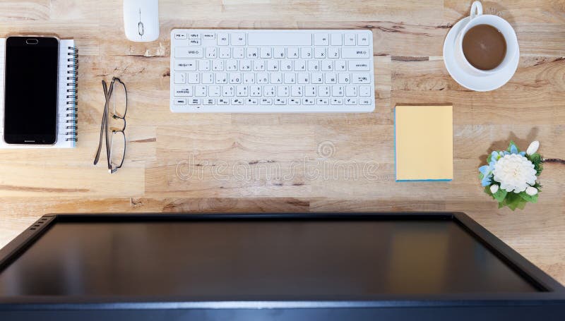 Bedrijfsbureaulijst, die aan Houten Lijst met slimme computer werken, royalty-vrije stock foto Bedrijfsbureaulijst, die aan Houten Lijst met slimme computer werken, royalty-vrije stock foto