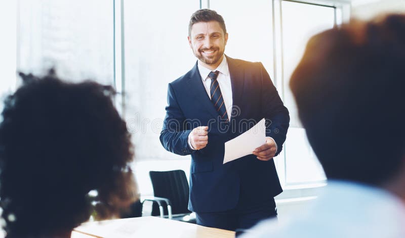 Bedrijfsbus die aan jongeren bij opleidingsseminarie spreken stock afbeeldingen Bedrijfsbus die aan jongeren bij opleidingsseminarie spreken stock afbeeldingen