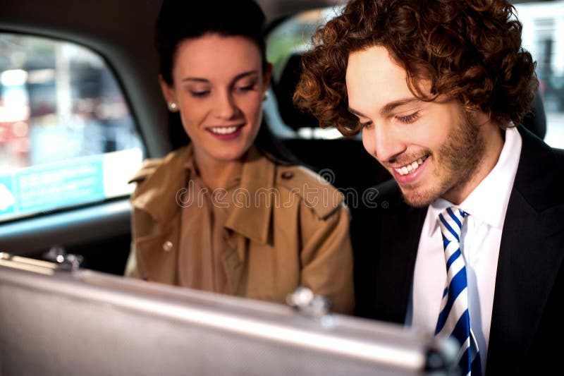Bedrijfscollega's die samen in taxicabine reizen royalty-vrije stock afbeelding Bedrijfscollega's die samen in taxicabine reizen royalty-vrije stock afbeelding