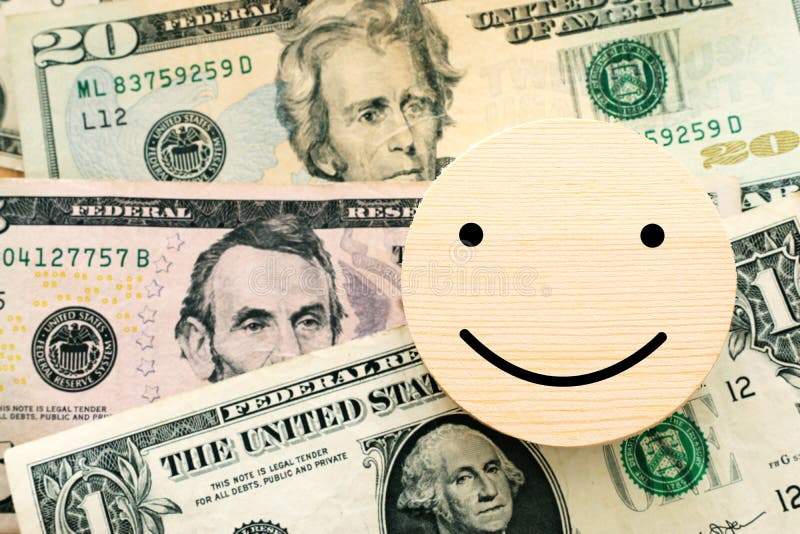 Bedrijfsconcept van stapel geld en smiley-teken Tevreden klant, en hoog inkomen of financiële groei stock afbeeldingen Bedrijfsconcept van stapel geld en smiley-teken Tevreden klant, en hoog inkomen of financiële groei stock afbeeldingen